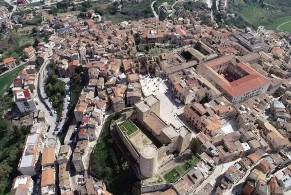 意大利将以7.8元出售房屋，为啥这个房子会卖的这么便宜？