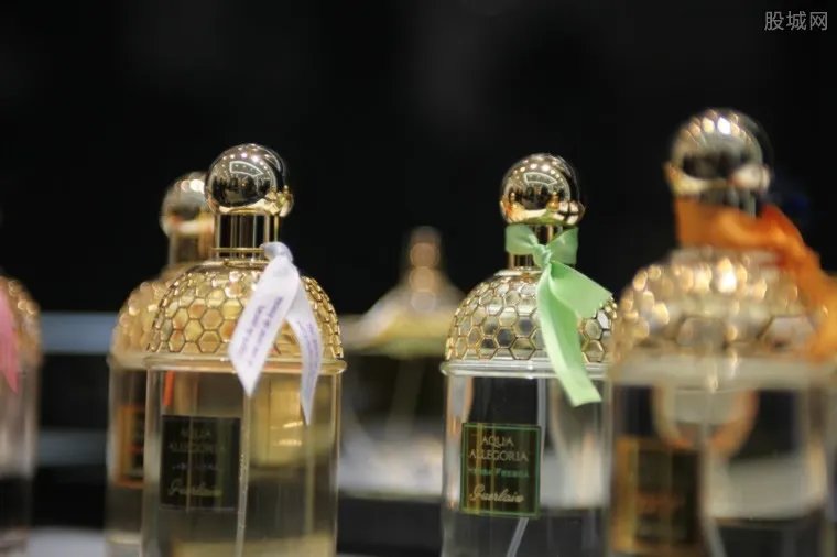 广州查获假冒香水 涉案金额超千万元直击制假现场