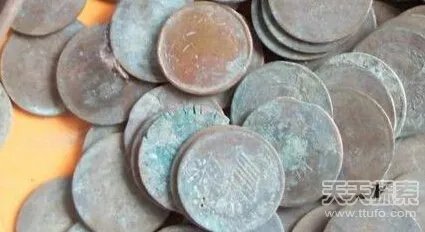 下水道内惊现棺材 打开轰动全城（组图）