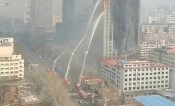 突发!河北石家庄市一高层建筑起火,当地有关部门采取了哪些急救措施?