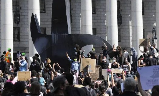 纽约民众抬棺到州长办公室，这是为了抗议什么？