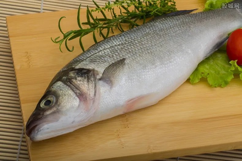 请毕业生吃全鱼宴 1500斤鱼免费吃