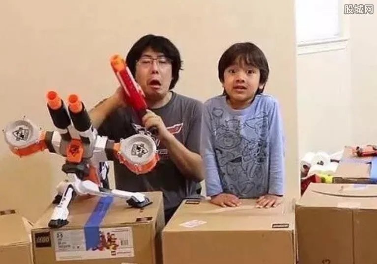 男孩直播玩玩具 年赚上千万妈妈辞职加入其中