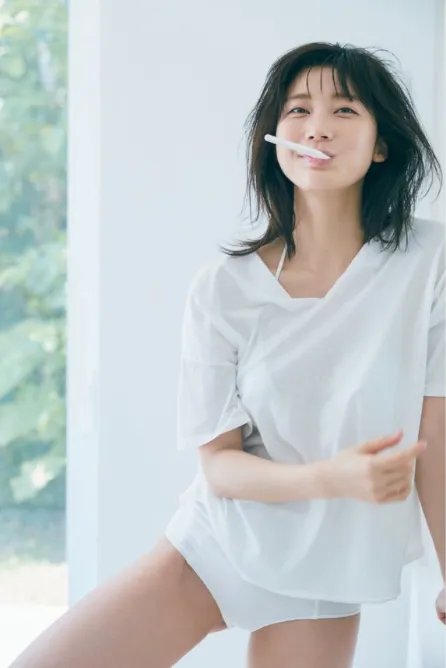 纤细腰枝却有惊人上围！日本人气美女小仓优香美图！