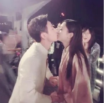 何炅丽颖激吻照  原来是隔着玻璃板