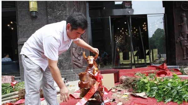 酒店开业遭打砸是为什么？