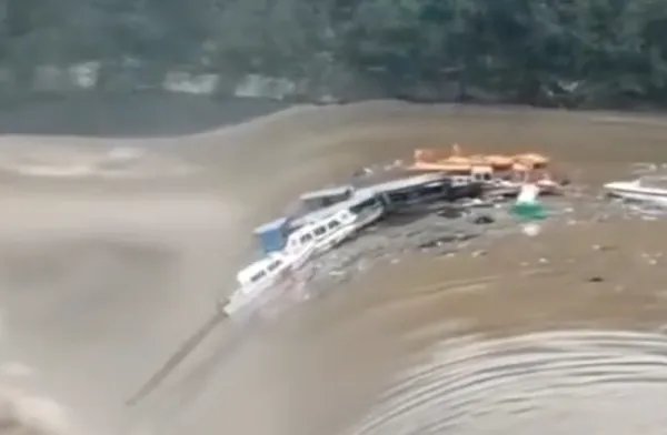 四川巴中洪水致多艘船只被冲走，落入瀑布瞬间碎成渣，当时有多惊险？