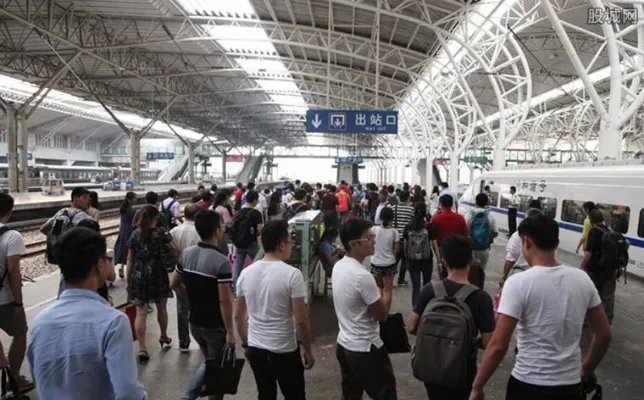 实拍上海虹桥火车站“离沪潮” 为什么下午乘客不见了？