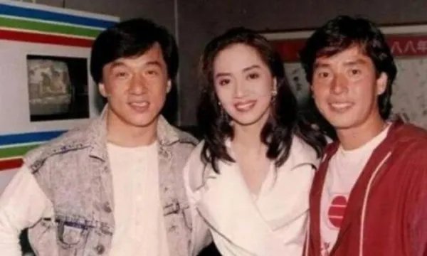 成龙给向华强下跪图怎么回事 事件原因是什么