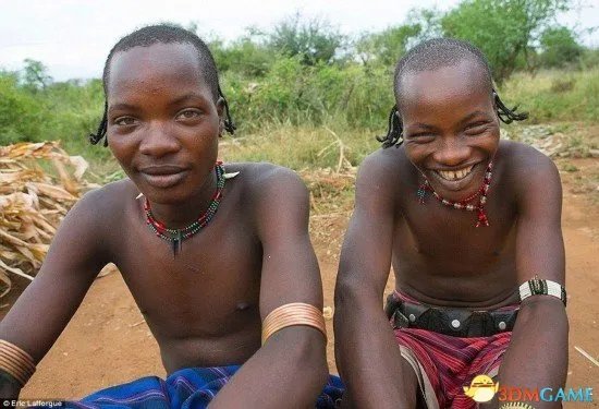 非洲妇女15孩被喂鳄鱼 这里每年300个孩子被处死