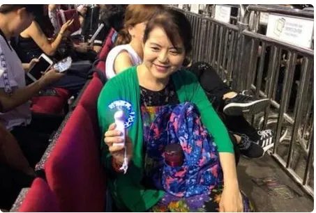 张靓颖如何为妈妈庆生的？