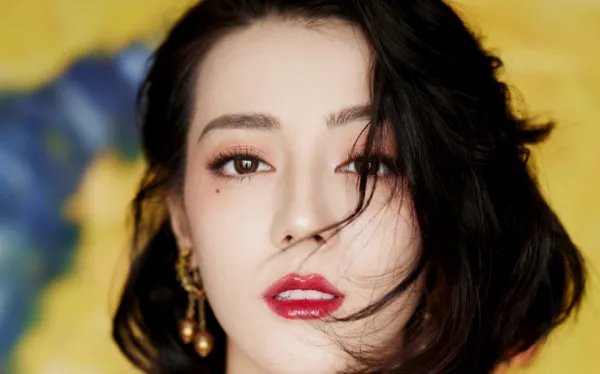 迪丽热巴吊带金色鱼尾礼服造型曝光，这身装扮有多适合她？