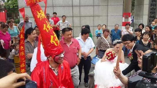 “公共强吻儿媳”声明：在表演，是睁眼说瞎话吗？