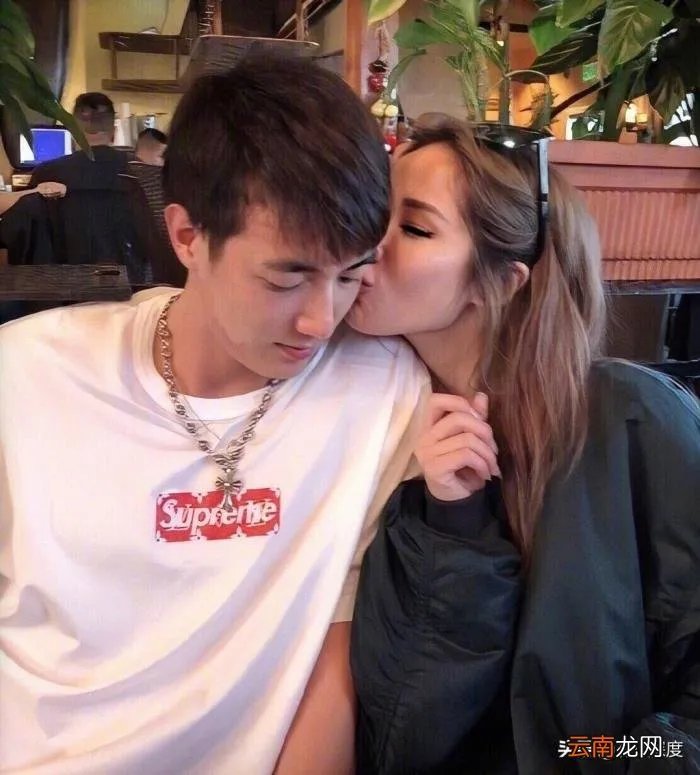 萧亚轩与新欢吻照曝光 柯震东萧亚轩吻照