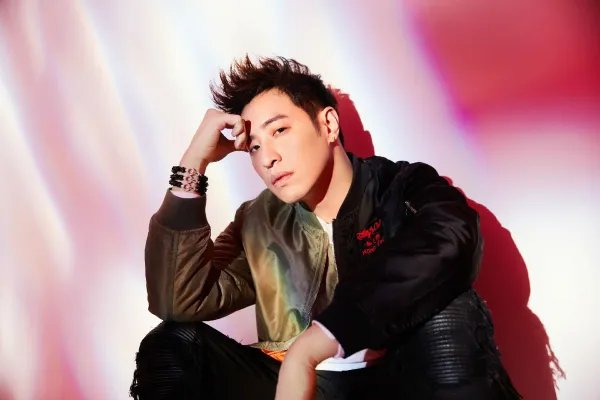 潘玮柏吴克群放合影，为何两人丝毫不显老？