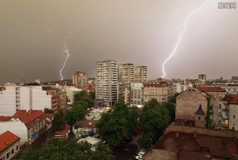 气象主播遭雷击 敬业精神被大家称赞
