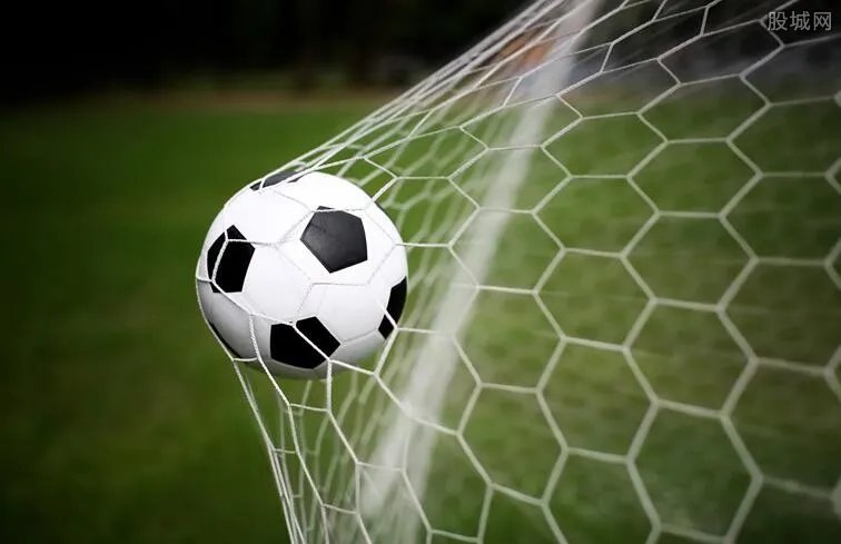 球迷凌晨排队购票 球票价格已涨三倍仍然一票难求