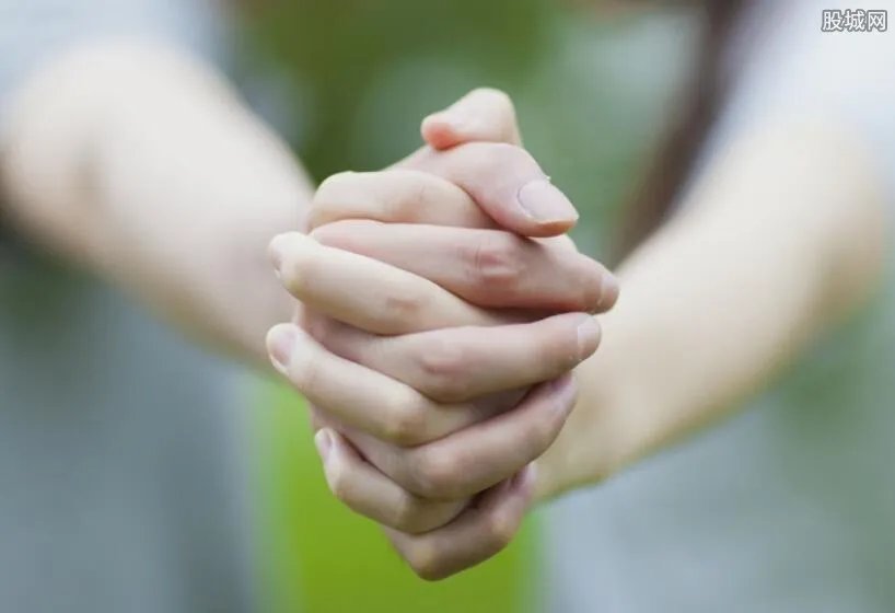 13岁情侣偷尝禁果当上父母 令剩男剩女们情何以堪？