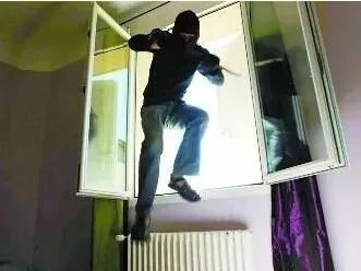 女子半夜惊醒发现床边站着两男人干什么的？