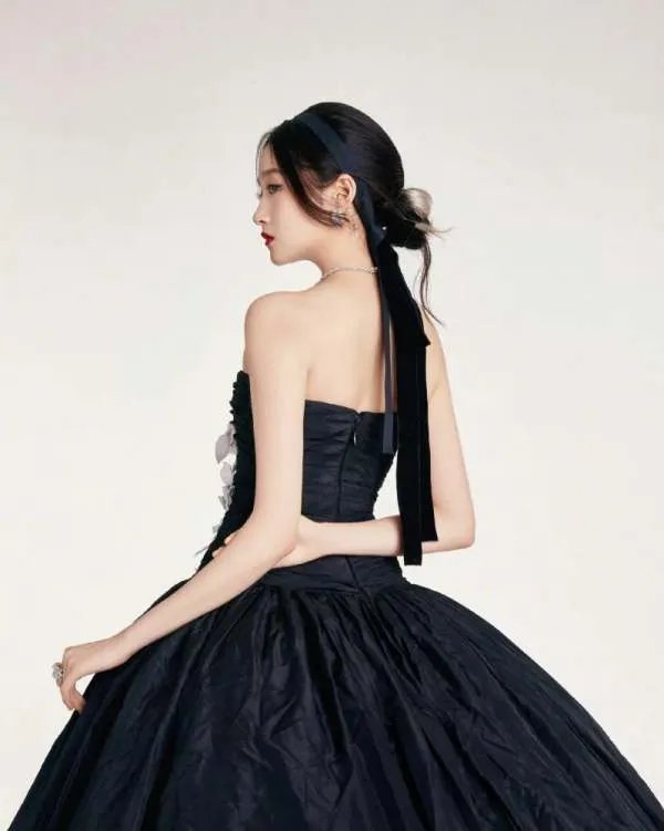 关晓彤暗黑公主造型上热搜，你觉得这个造型适合她吗？