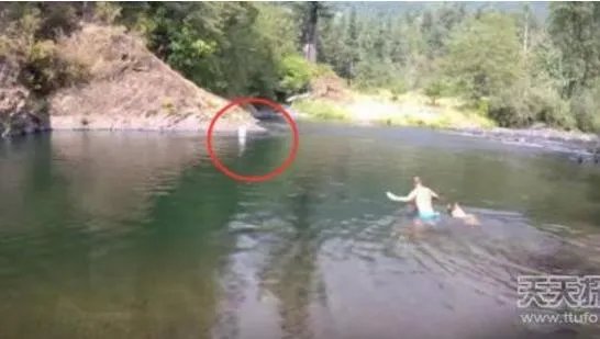 男子见河面漂来箱子打开被吓半死（图）