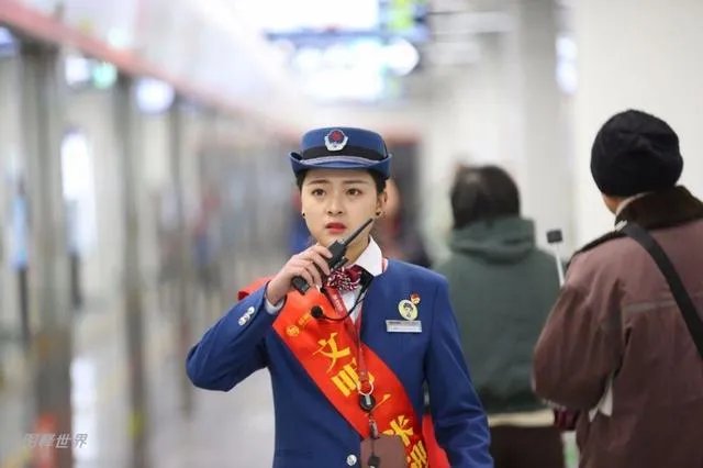 杭州地铁女神成网红,你怎么看?