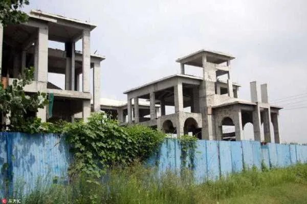 重庆南山豪华别墅群变鬼城,到底发生了什么事情?