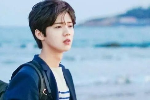 蕾哈娜终于承认恋情，明星恋爱为何总比普通人要谨慎？