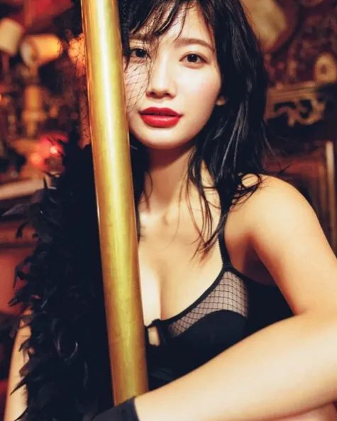 纤细腰枝却有惊人上围！日本人气美女小仓优香美图！