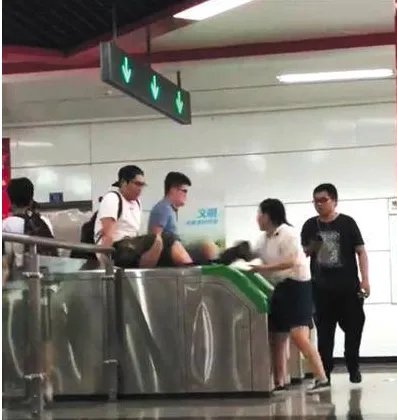 乘客集体跳闸“逃票”事情的真相是什么?