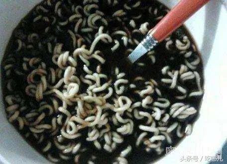 单身贵族黑骨鸡泡面（全宇宙最难吃的黑暗系泡面）