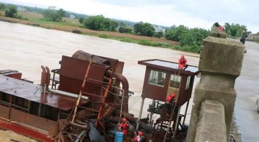 抽沙船失控撞桥消防官兵如何处理?