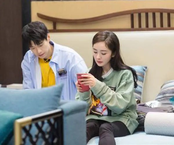 魏大勋偷瞄杨幂多次 一个被看上的女人?