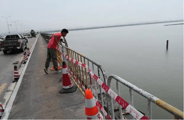 珠海大桥一货车侧翻坠海，原因是什么？