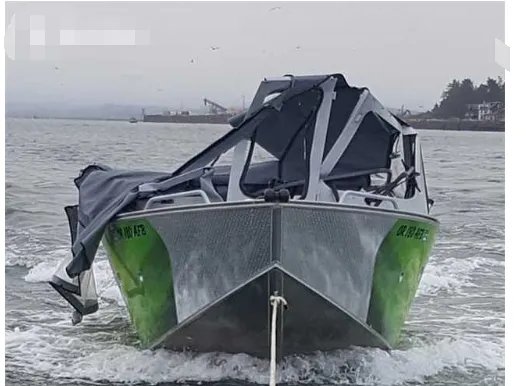 驾船钓鱼被撞翻是怎么回事?