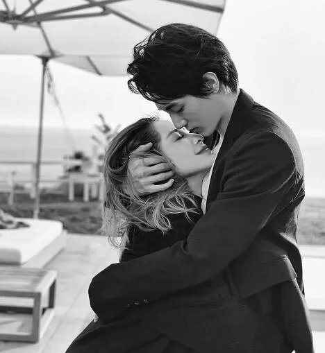 萧亚轩男友吐血送医是怎么回事 萧亚轩男友吐血送医是什么情况