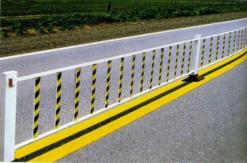 老公太话唠女子分神撞上护栏，现场具体发生了什么？