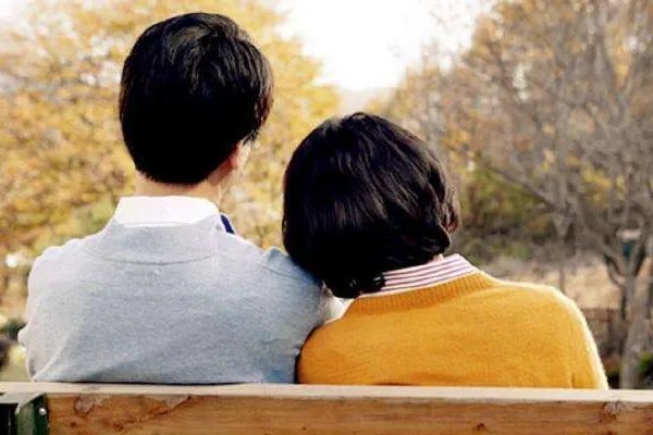 妻子雨中吃面丈夫身旁打伞，你老公为你做过最暖心的事情是什么？