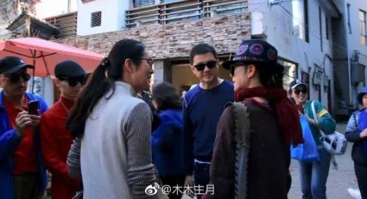 李亚鹏杨丽萍同框照片：偶遇一起开心畅聊（图）