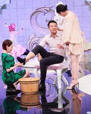 小S为姐夫汪小菲洗脚：大S一旁陪伴不尴尬（图）