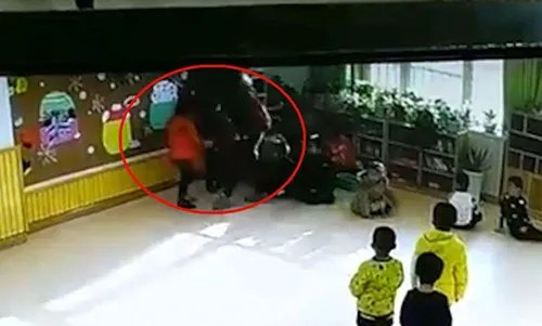 嚣张跋扈女教师教室踢幼儿  教育局下马看花为其主持公道