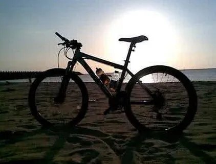 男女并排逆行骑车,说明什么问题?