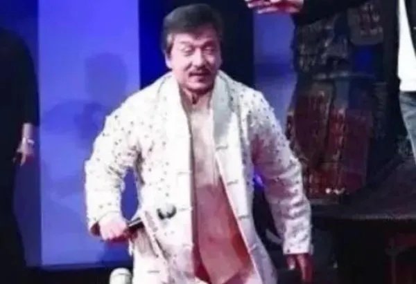 成龙给向华强下跪图怎么回事 事件原因是什么