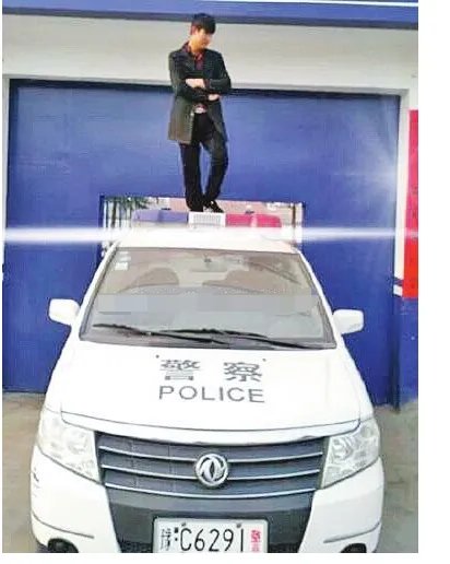 男子疑似持枪站警车顶玩自拍当地警方已介入调查是怎么回事？