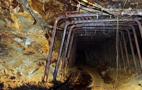 男女发现山洞闪金光进一看兴奋极了(图)