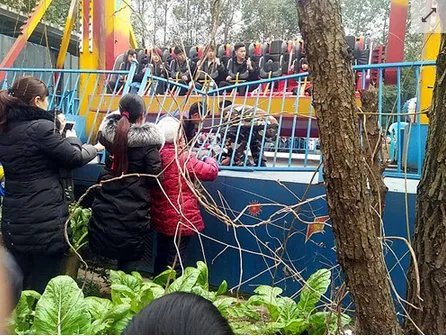 游客被甩出太空船是怎么回事？