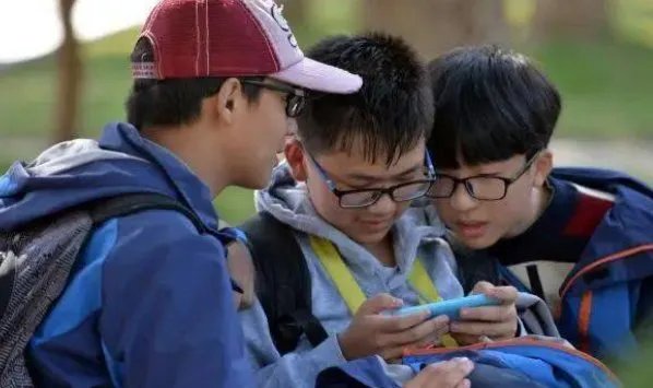 教育部要求确保手机禁入课堂，如何避免学生沉迷手机？