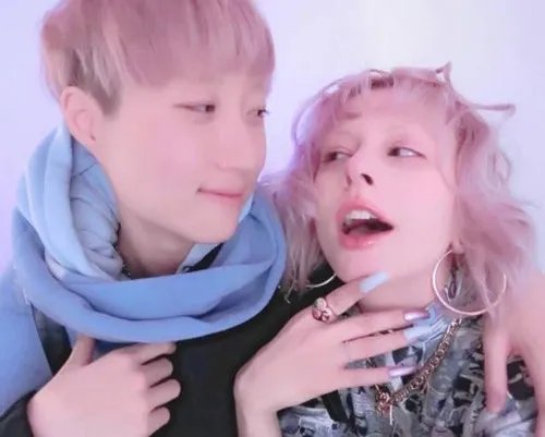 小龙女吴卓林结婚 与大12岁女友晒结婚证