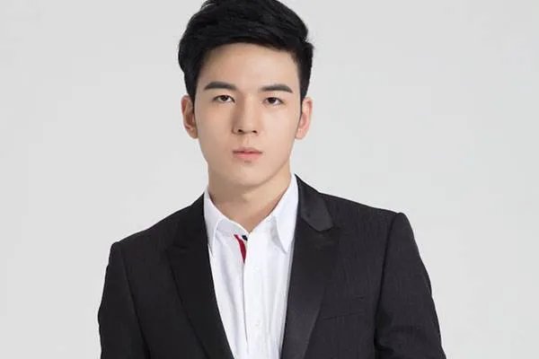 仝卓修改身份认证疑退出男团组合，是自愿的吗？