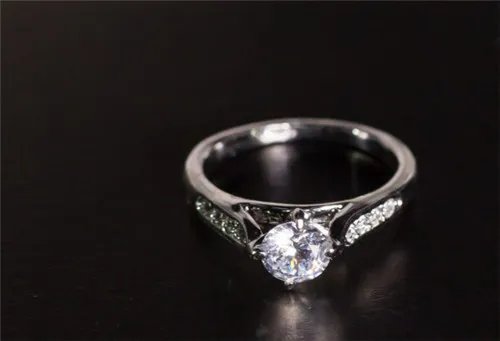 女人右手中指戴戒指的含义 左右手佩戴各代表什么